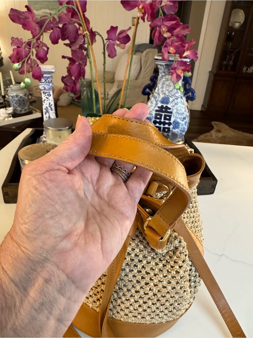 ๐๐คDIVINA FIRENZE NATURAL RAFFIA WOVEN AND TAN LEATHER BUCKET BAG! - Picture 3 of 11